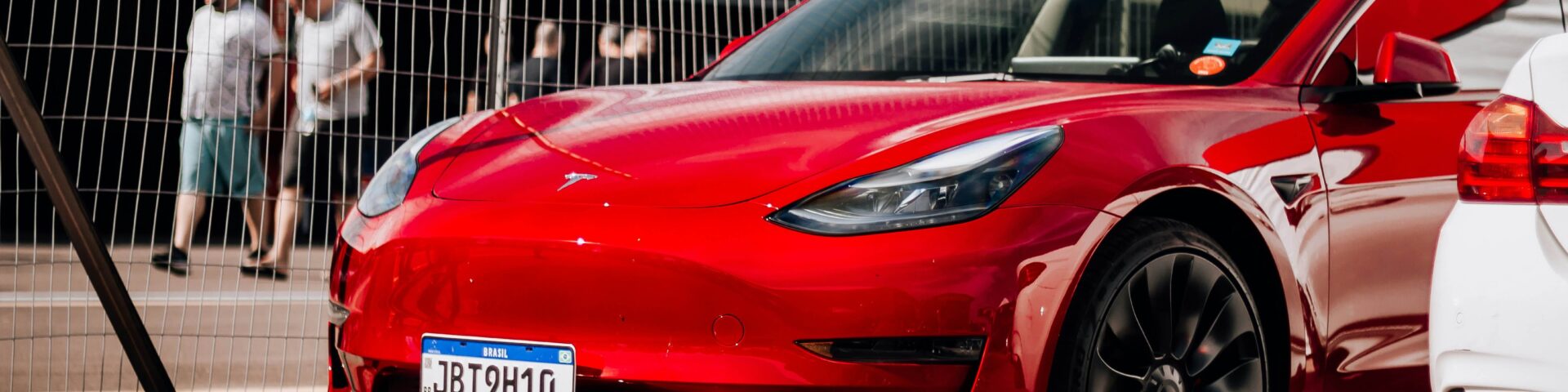 Un'auto rossa