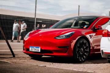 Un'auto rossa